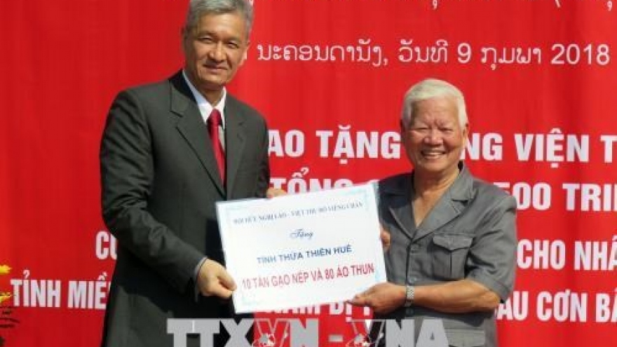 Lao association presents gifts to flood-hit central localities