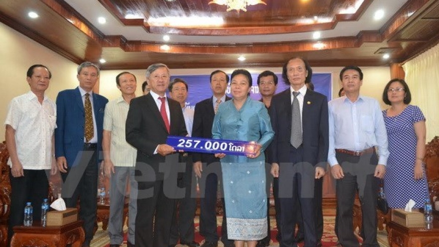 
        Laos shares difficulties with Vietnamese people
                              