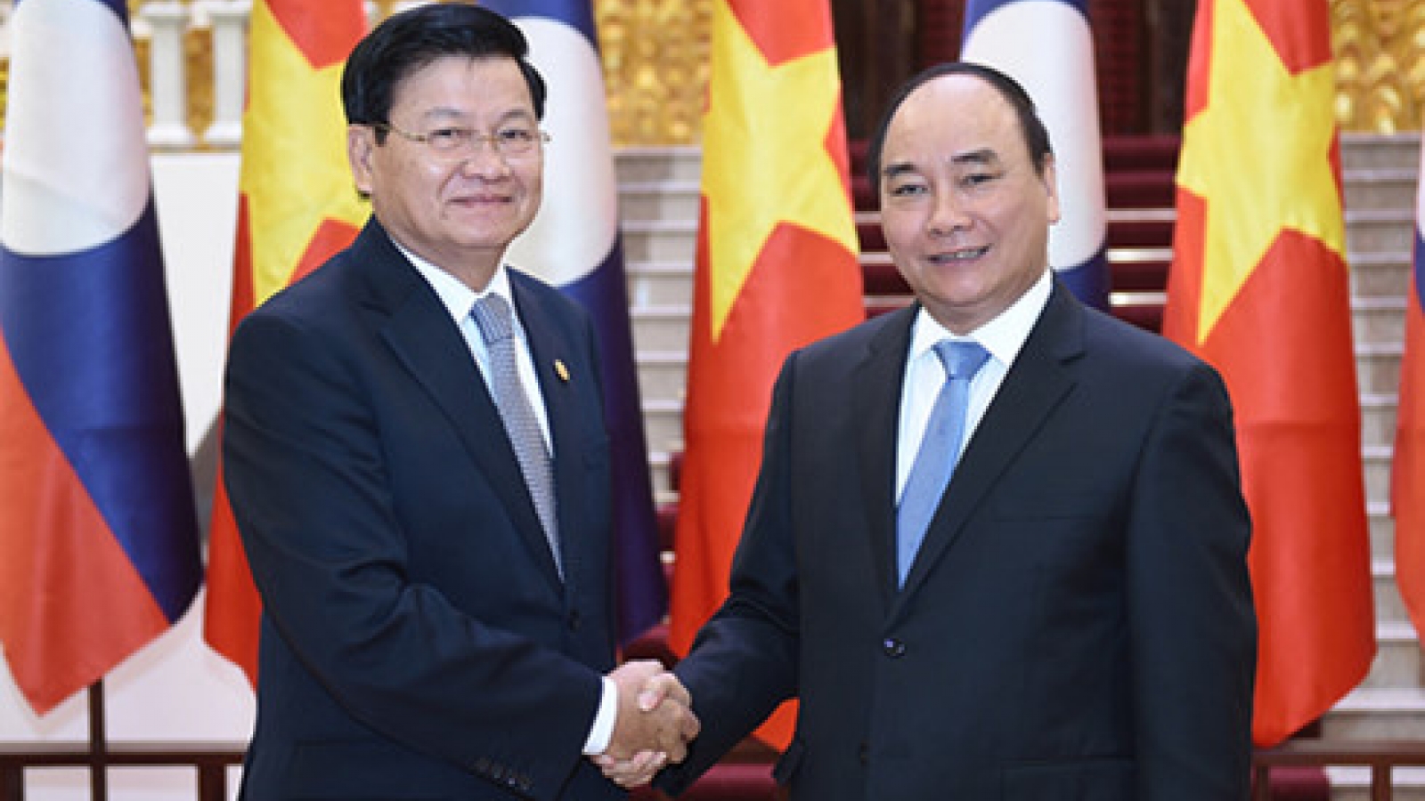 Vietnamese, Lao Prime Ministers hold talks in Hanoi
