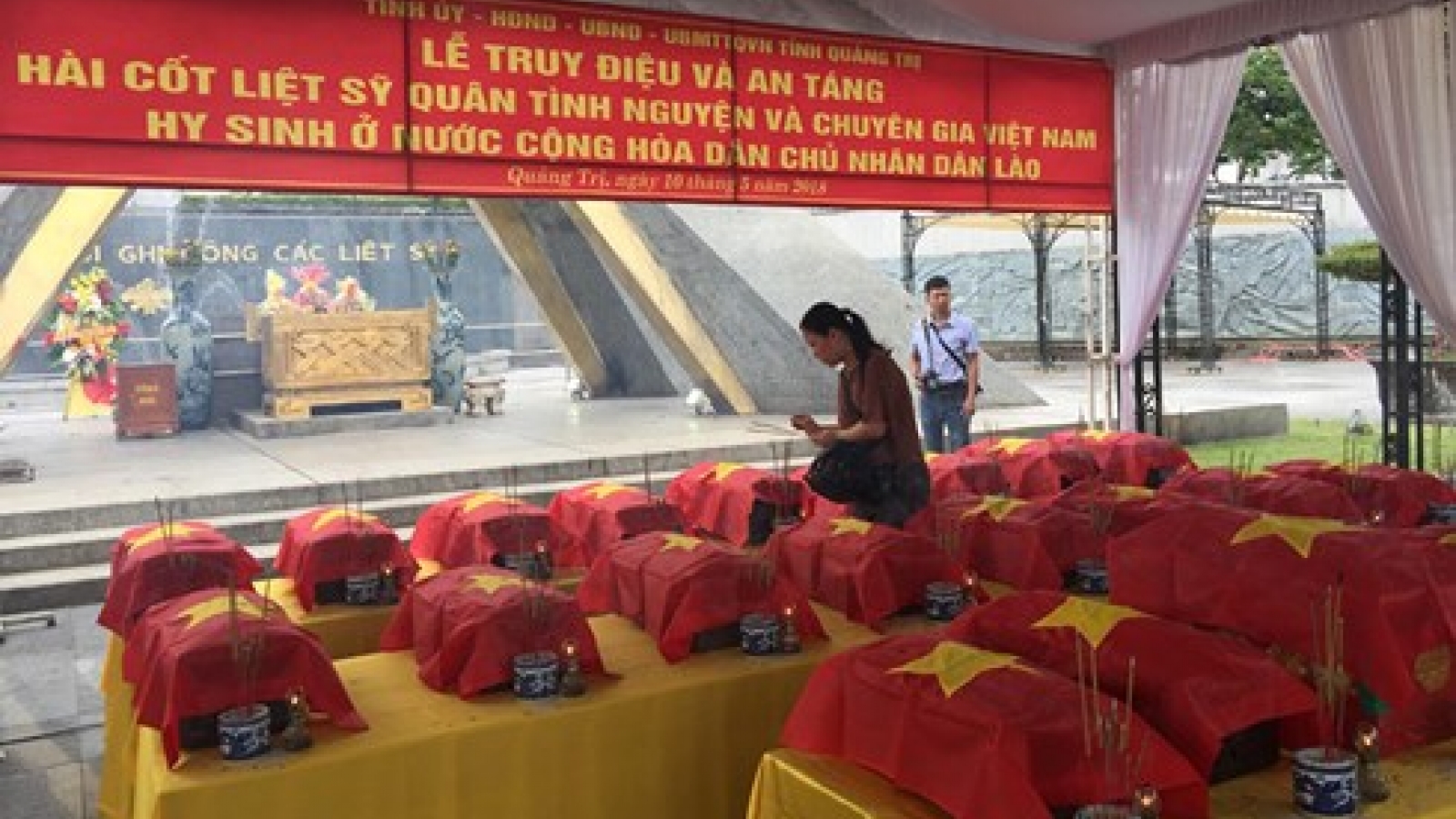 Remains of 21 volunteer soldiers, experts reburied in Quang Tri