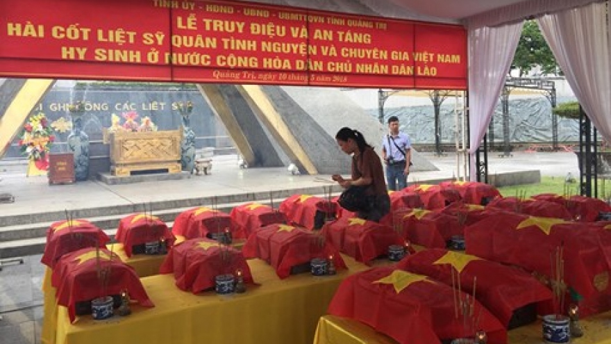 Remains of 21 volunteer soldiers, experts reburied in Quang Tri