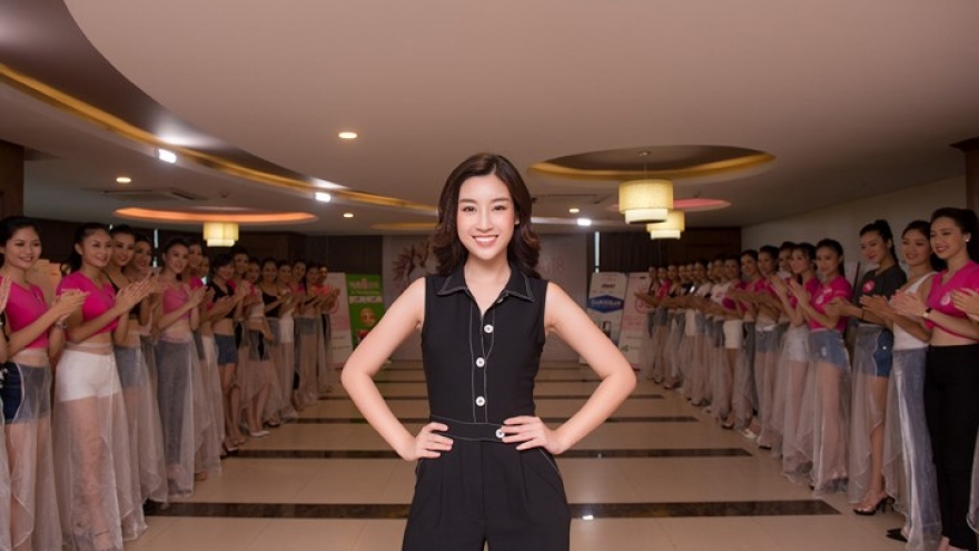 Do My Linh shares catwalk skills with Miss Vietnam contestants