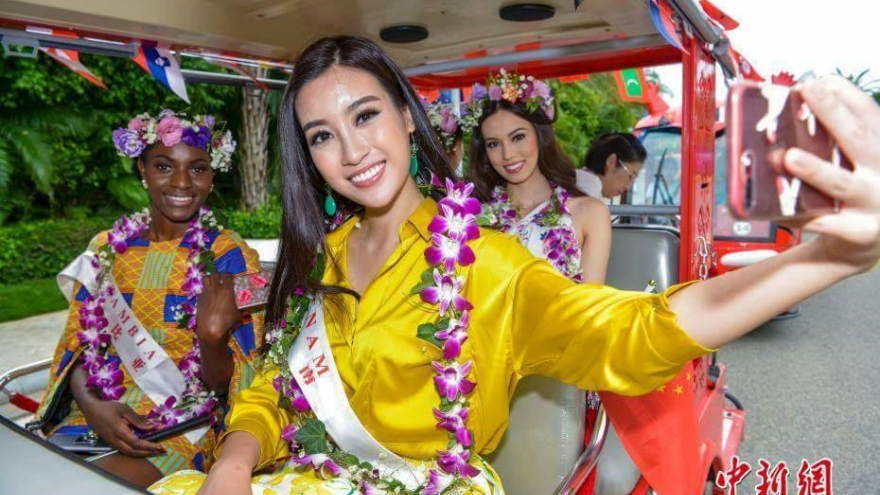 My Linh attends Miss World parade in Sanya