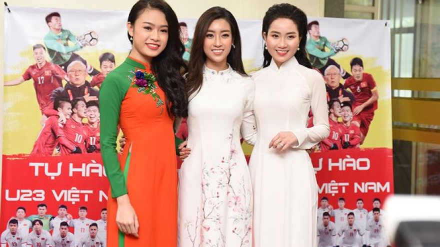 
        Vietnamese beauties greet U23 players  
                          
                      