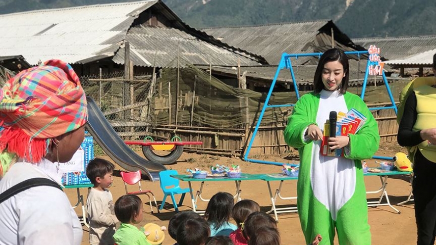 My Linh presents Christmas gifts to poor children in Yen Bai