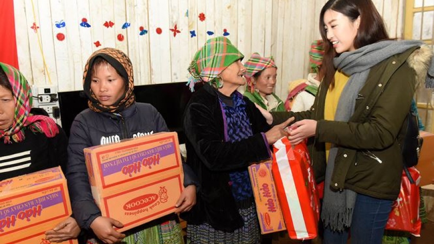 My Linh brings warmth of charity to chilly Yen Bai 