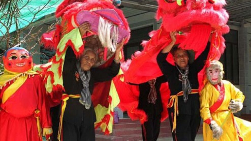 
        Grannies perform lion dances for over 30 years
                              