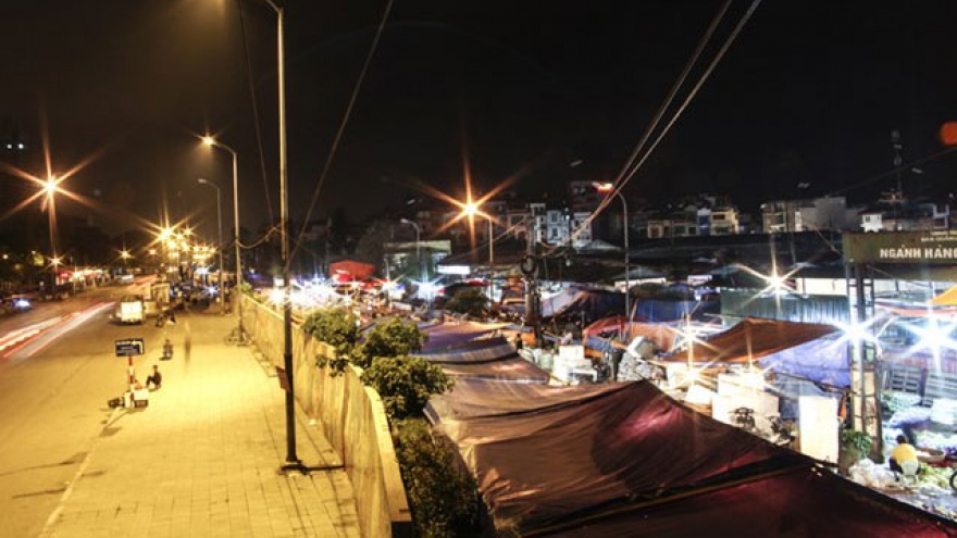 A world's best market by Long Bien bridge in early morning