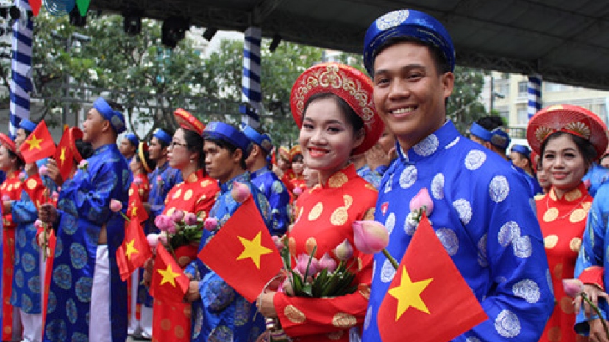 Hundreds gather for mass nuptials on National Day