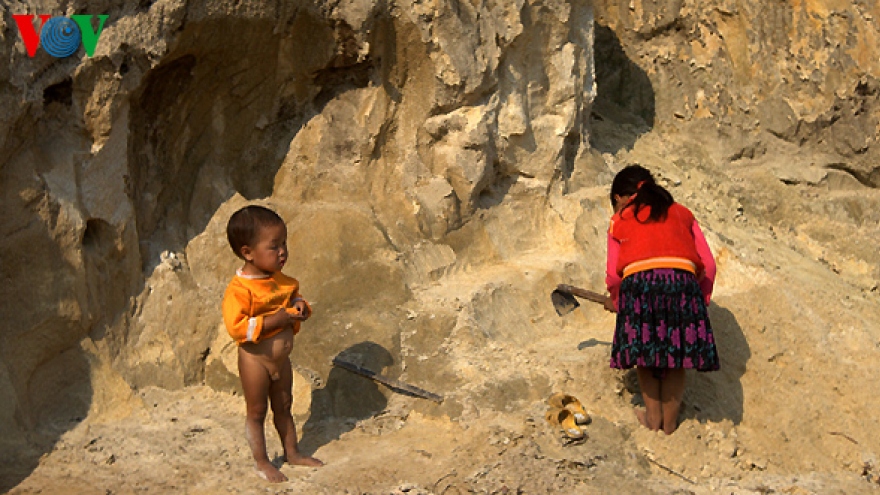 Mong ethnic minority children create playground