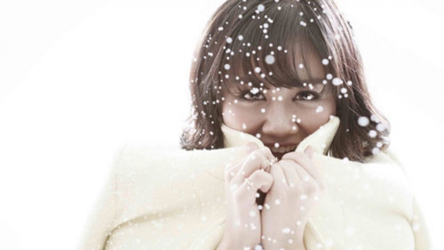 Singer Mai Huong looks radiant in the snow