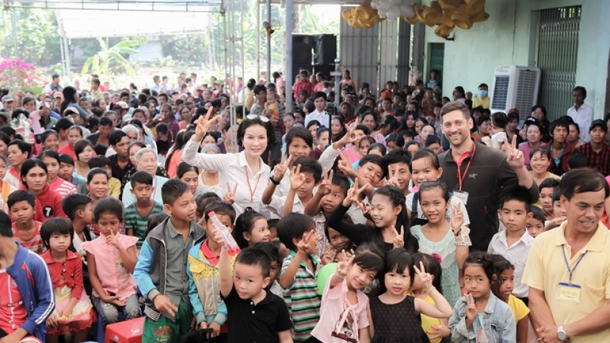 MC Thanh Mai delivers charity to the poor of Dong Nai 