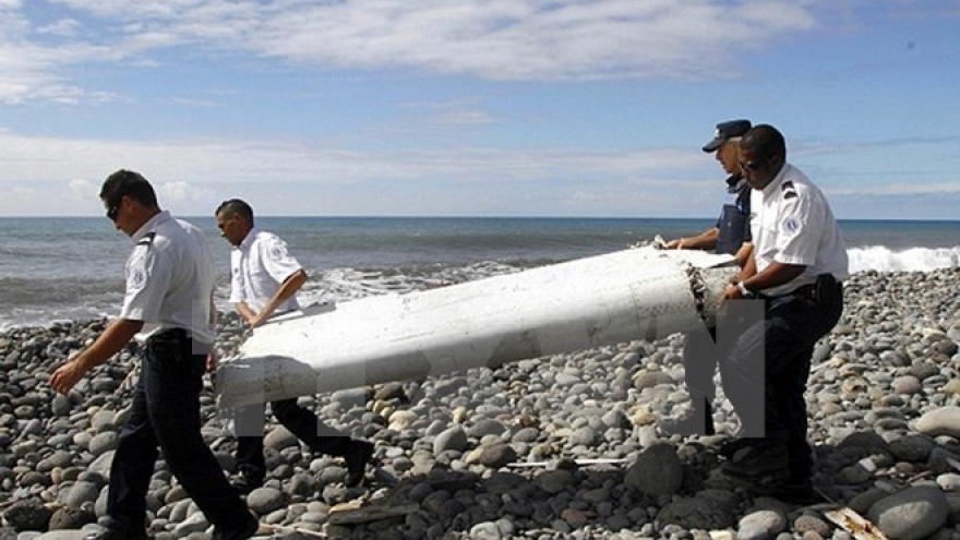 
        Suspected MH370 debris to be verified in Australia, France
                              