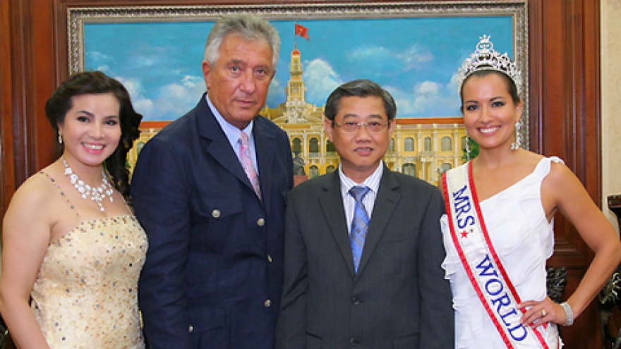 Mrs World pageant leader honoured