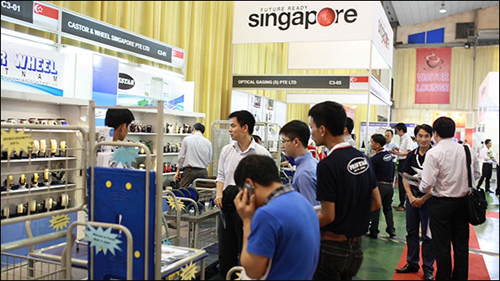 Hanoi exhibition shines with engineering excellence