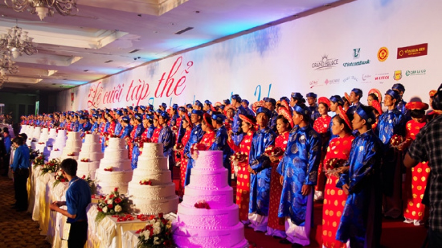 Record mass wedding honours Vietnamese culture   