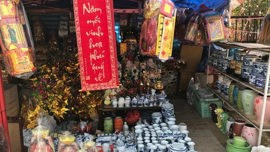 Brisk trade at Tet market for Vietnamese in Lao capital city