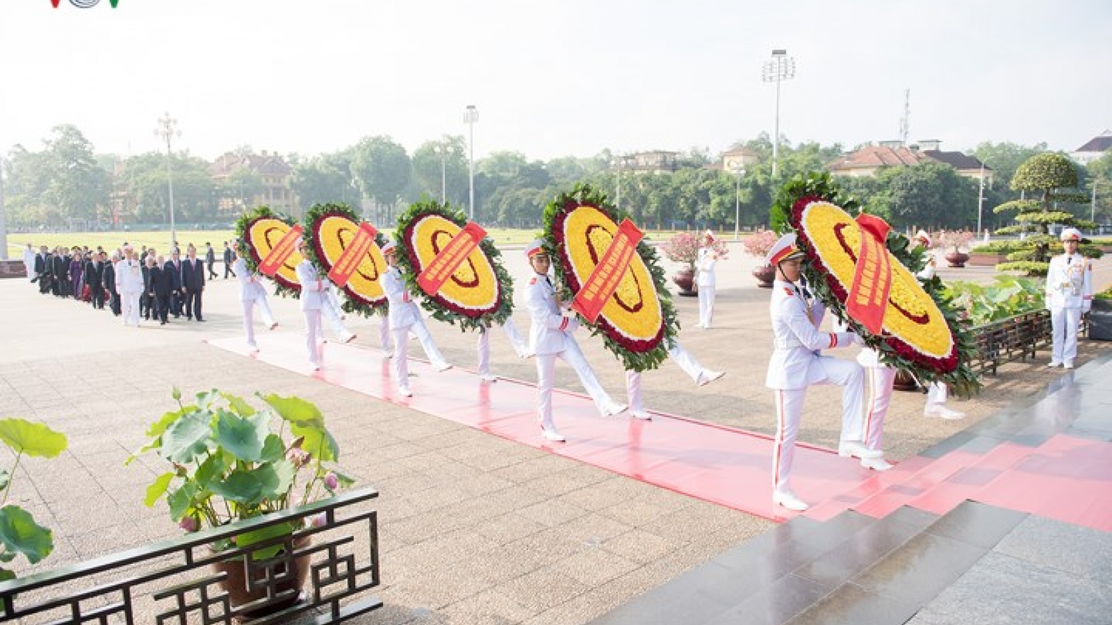 Leaders pay tribute to President Ho Chi Minh