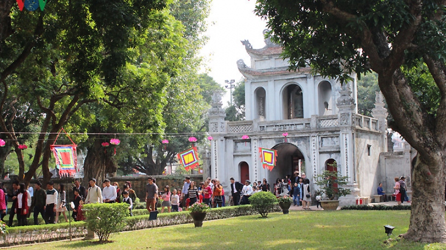 Thousands of calligraphy lovers flock to Van Mieu Temple 