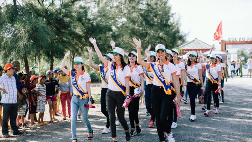 Beauties experience the Vietnam coastline 