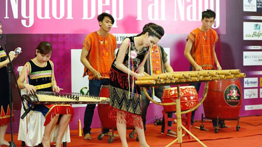 
        Miss Vietnam contestants flaunt talents
                          
                      