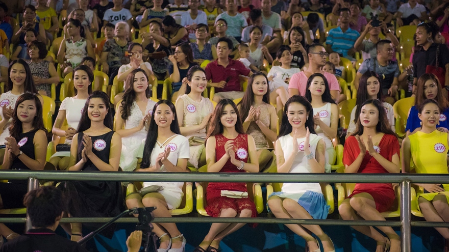 Miss Vietnam contestants show off at Tuan Chau