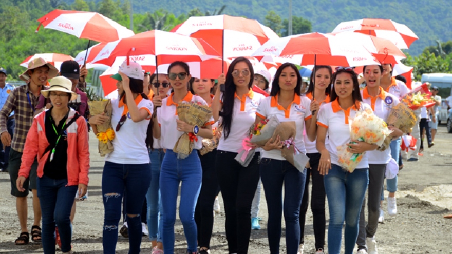 Miss ASEAN Friendship contestants present gifts to tunnel workers