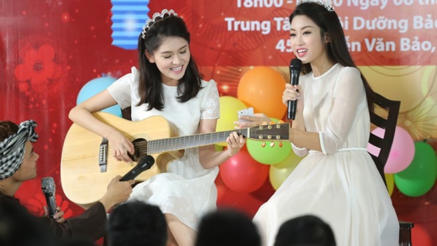 
        Miss Vietnam 2016 shares Mid-Autumn Festival with orphans
                          
                      