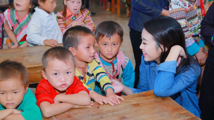 Miss Vietnam My Linh does charity work in Ha Giang