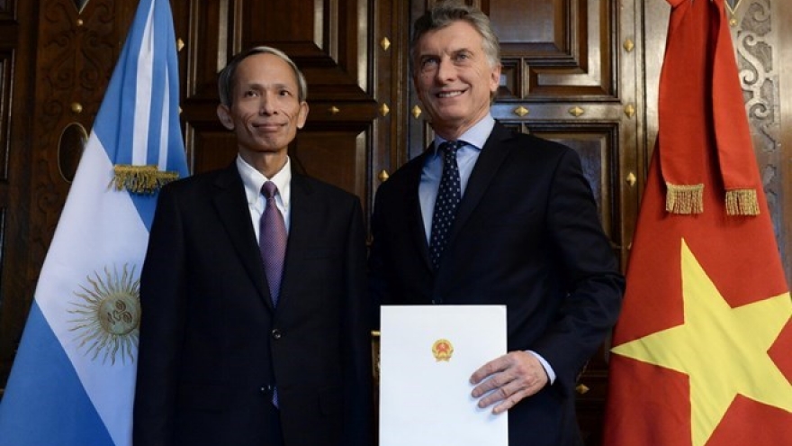 Argentinean President praises Vietnam economic achievement