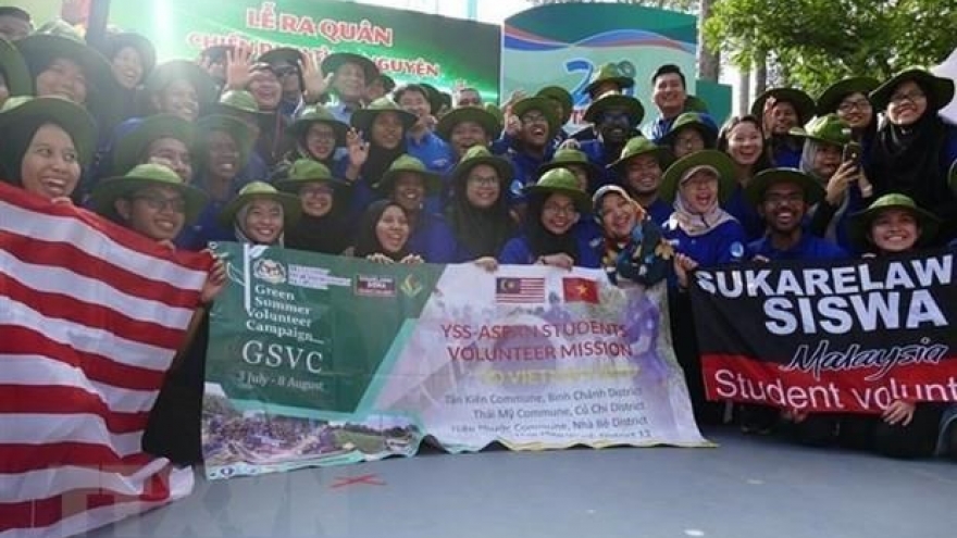 Malaysian students join volunteer campaign in HCM City