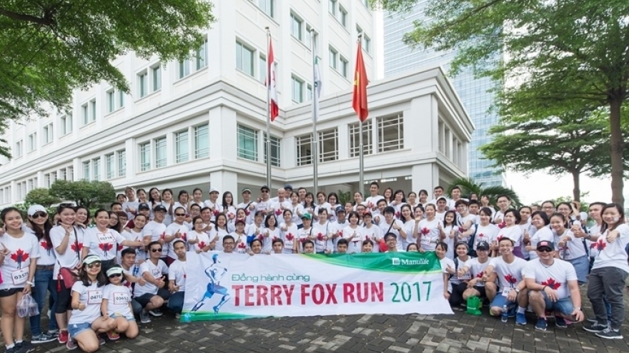 Manulife Vietnam donates nearly VND200 mil to Terry Fox Fund