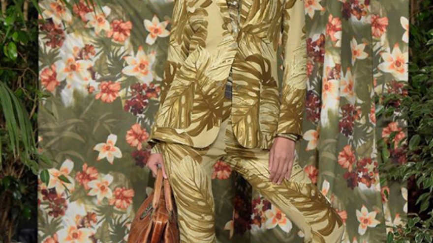 Trang Khieu falls flat on the catwalk in Italy