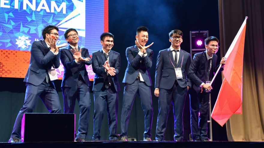 Vietnamese students win medals at International Maths Olympiad