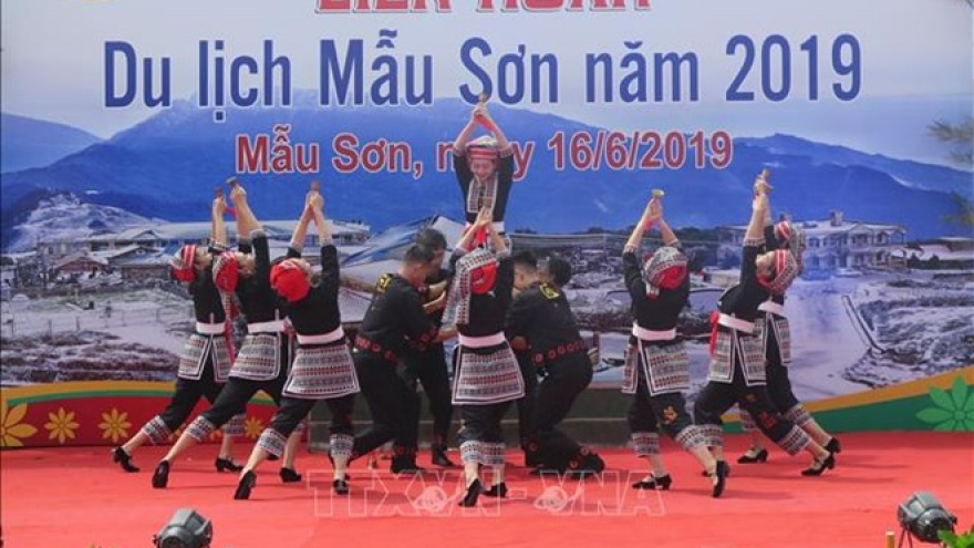 Thousands flock to Mau Son mount for tourism festival