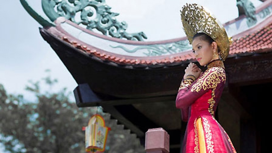 Truong Thi May models Ao Dai at Miss Universe 2013 