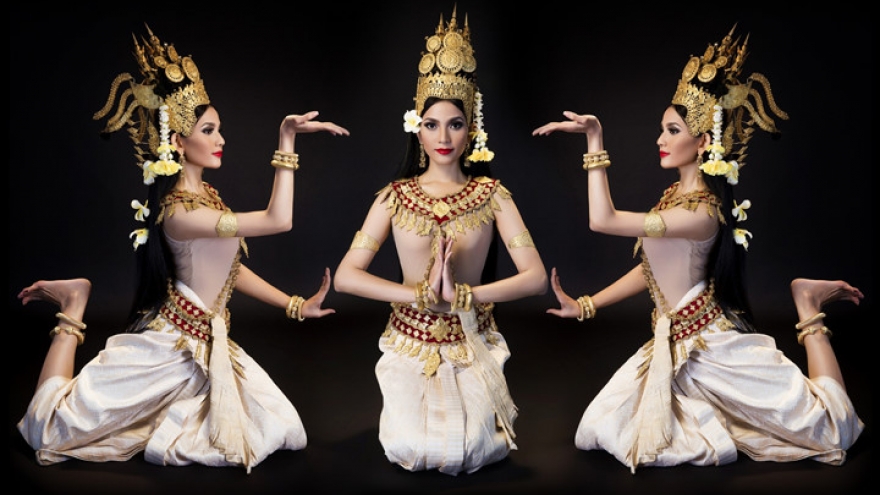 Thi May performs ancient Apsara Dance