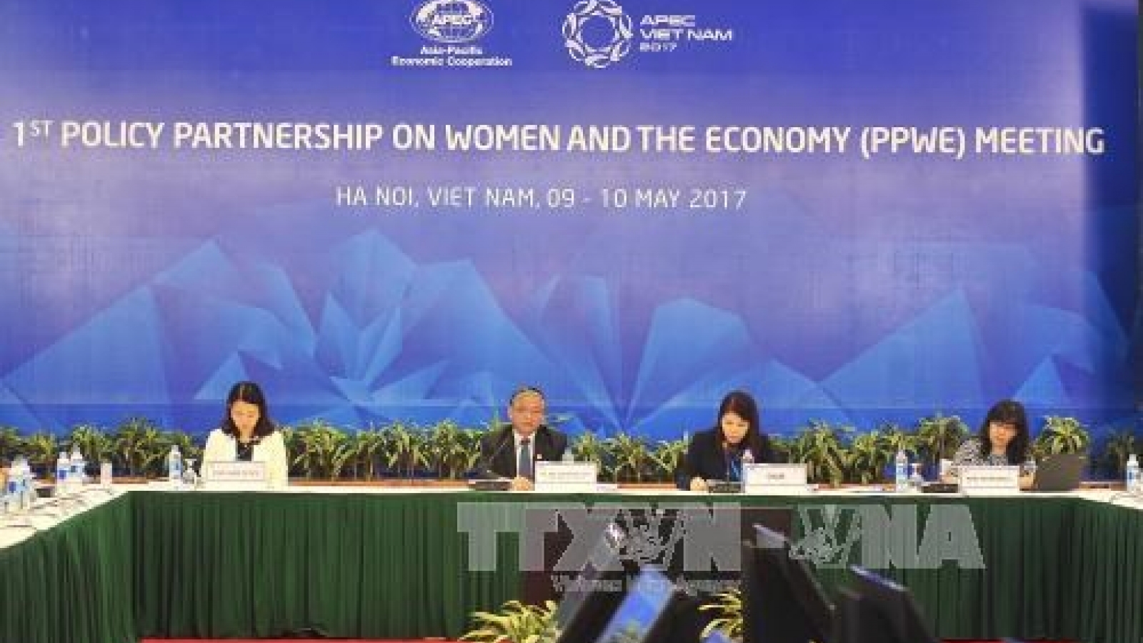 APEC meeting discusses women’s role in economy