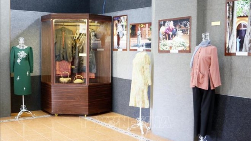 Mekong Delta ethnic costumes, jewelries on display