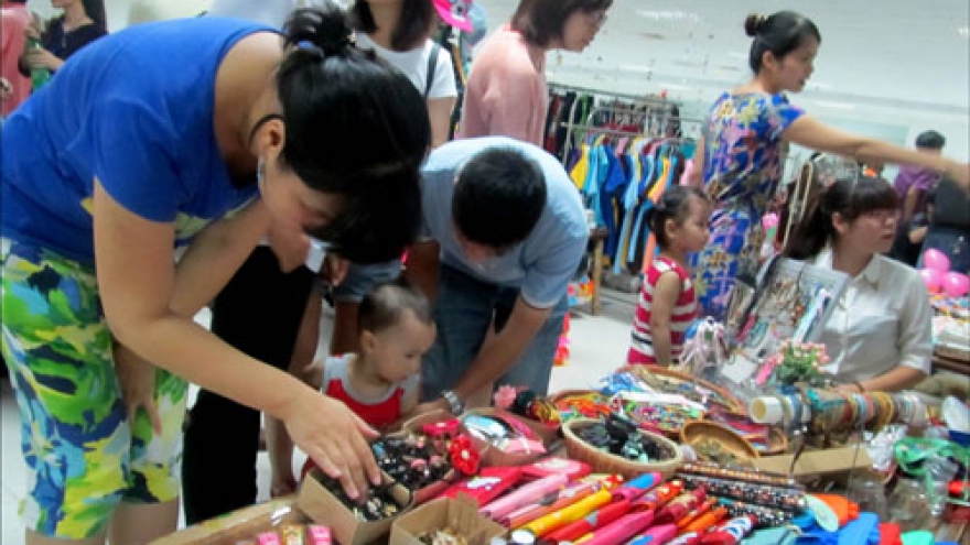 Busy market for full moon festival