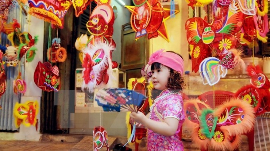 Mid-Autumn fest presents granted to disadvantaged children