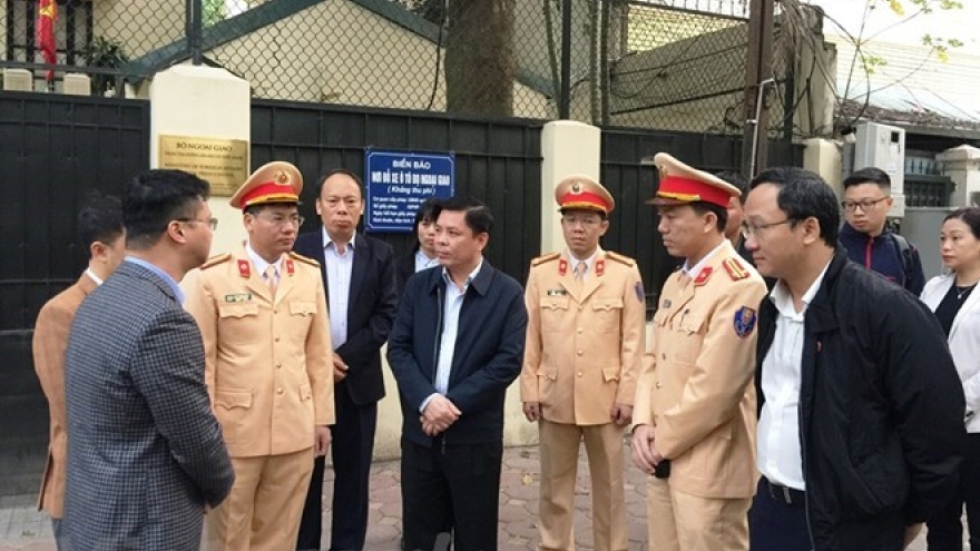 Minister inspects helmet safety programme for children in Hanoi