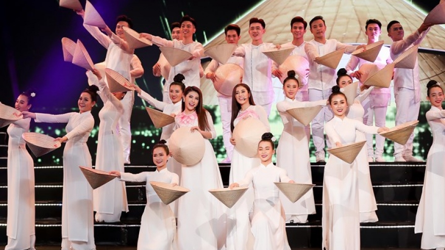 Miss Vietnam contestants light up gala night in Ao dai