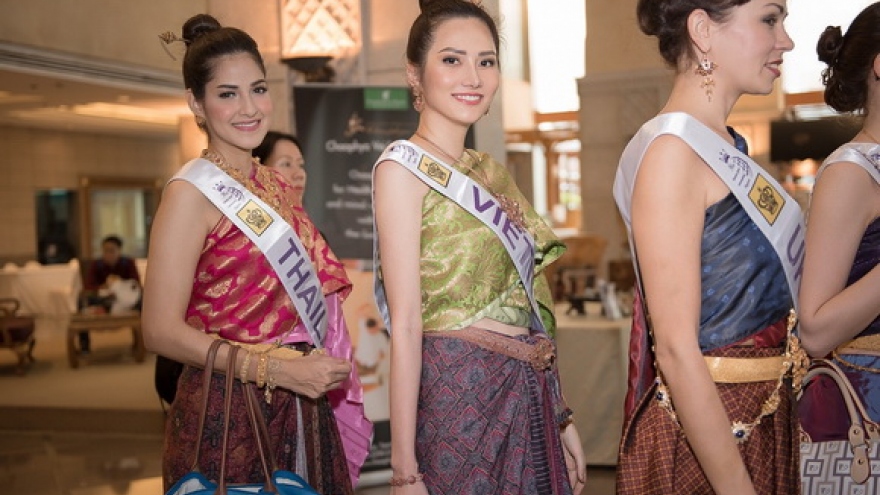 Dieu Linh joins city tour of Bangkok