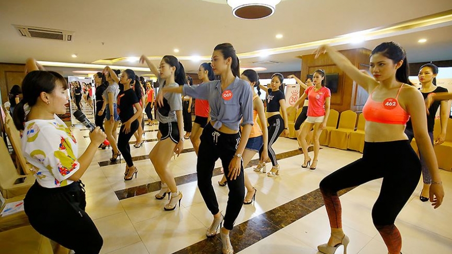 Miss Vietnam contestants take dance lessons 