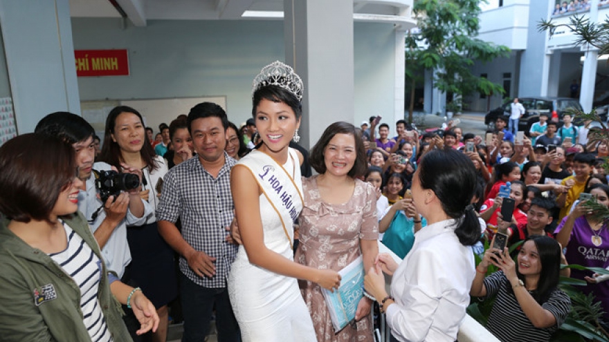 Miss Universe Vietnam 2017 visits former school in Nha Trang