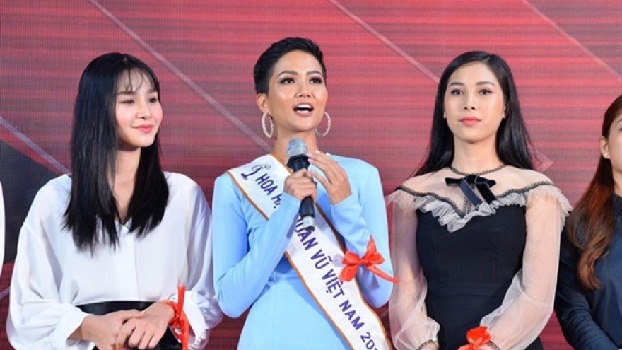 Vietnamese beauty contestant raises HIV awareness