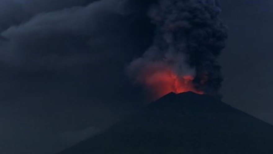 Vietnamese tourists warned to leave Bali over menacing volcano