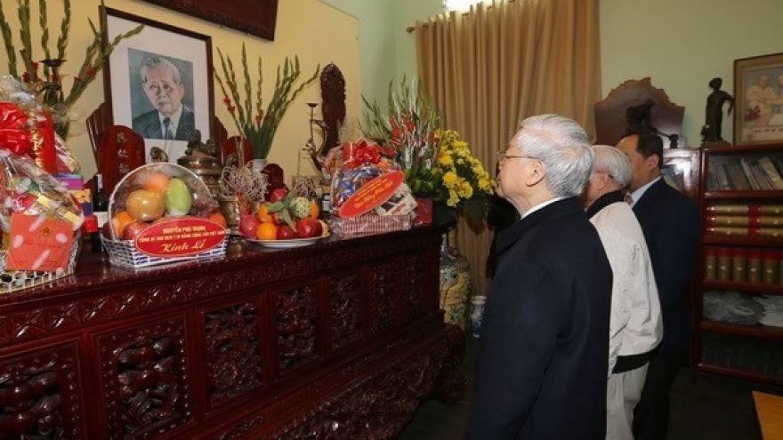 Party chief pays tribute to late Party General Secretaries