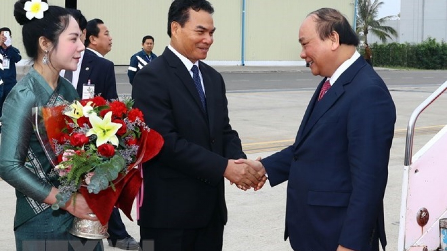 PM Phuc arrives in Laos for government committee meeting